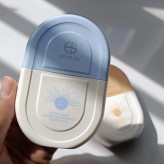 کرم ضد آفتاب بدون رنگ استلین، 50 SPF، مدل ultra light، مناسب انواع پوست و حجم 50 میلیلیتر، محافظت کننده در برابر اشعه UVA و UVB، بسیار سبک، +++ PA، آبرسان، ضد لک، با ماندگاری 2 بالا